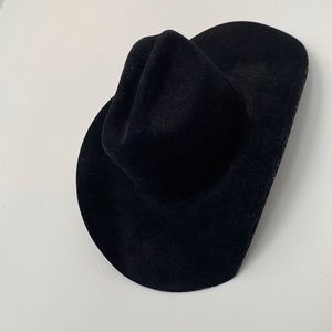 Black Bailey cowboy hat.